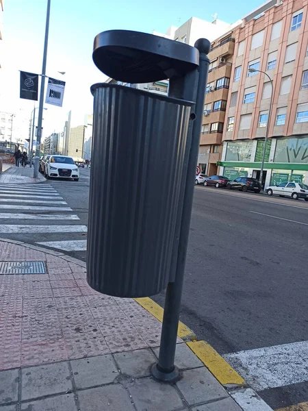 Alicante 'deki çöp bidonları