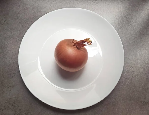 soğan bir plaka üzerinde