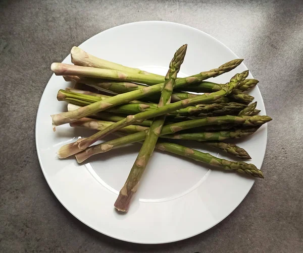 bir plaka üzerinde kuşkonmaz