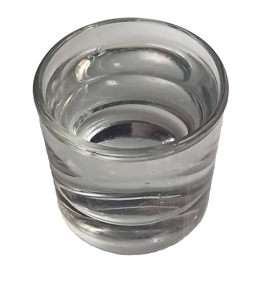 Beyaz arka planda bir bardak votka.