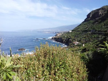 Atlantik Okyanusu 'nun yanındaki yol.