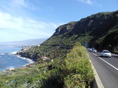 Atlantik Okyanusu 'nun yanındaki yol.