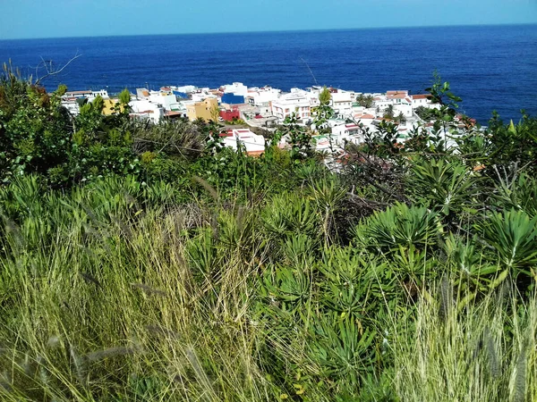 İspanya 'nın Tenerife adasının kıyı kasabasının manzarası