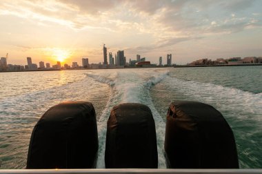 MANAMA, BAHRAIN, 30 ARALIK 2018: şehrin panoramik manzarası. Bahreyn 'li Manama - Manama' lı Skylines