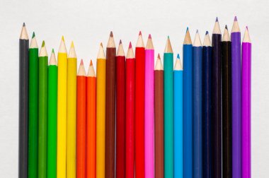 Siyah arkaplanlı kalem renklerine yakın. Okula geri dön.