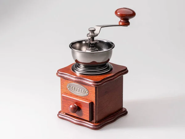 Beyaz arka planda mutfak değirmeni