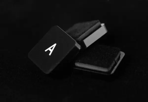 tipik bir klavye üzerinde eller