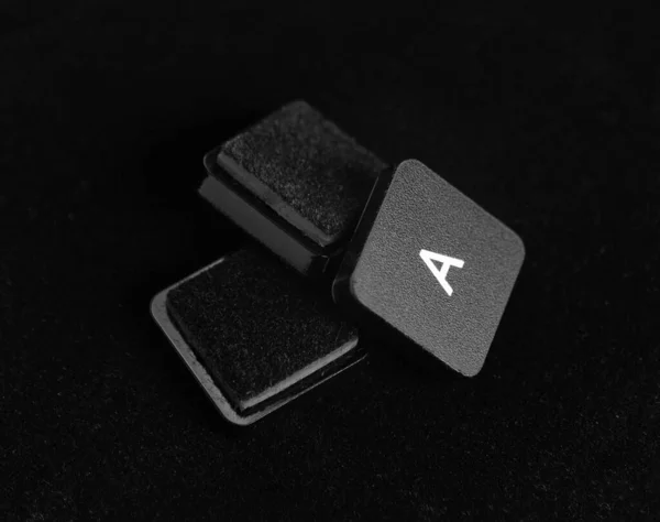 tipik bir klavye üzerinde eller