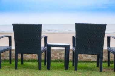 Deniz manzaralı bir sandalye.