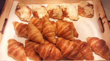 Tahta tepside kruvasan pişmiş ekmek.