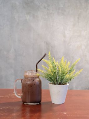 Masada sahte ağaçlarla buzlu çikolata.