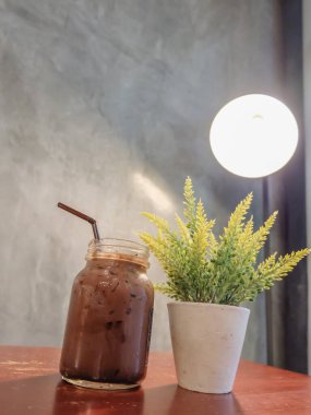 Masada sahte ağaçlarla buzlu çikolata.