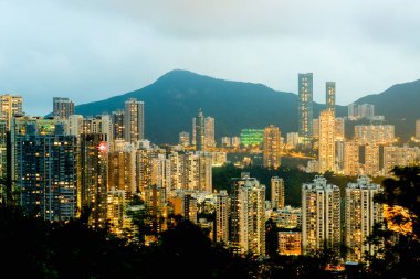 Akşam Braemar Hill 'de Hong Kong' da şehir manzarası