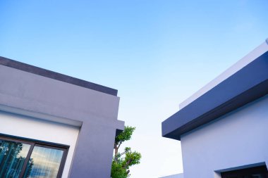 Modern evin önünde.