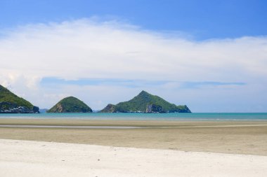 Tropik sahil kıyısı ve Bang Pu sahilinin mavi gökyüzü Khao Sam Roi Yot Ulusal Parkı, Prachuap Khiri Khan Eyaleti Tayland