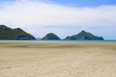 Tropik sahil kıyısı ve Bang Pu sahilinin mavi gökyüzü Khao Sam Roi Yot Ulusal Parkı, Prachuap Khiri Khan Eyaleti Tayland