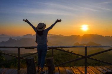 Genç Asyalı kadın Doi Ta Pang 'da (khao thalu) tropikal dağda dinlenen şapkasını takarak Chumphon thailand' da seyahat ederken mutlu oluyor.