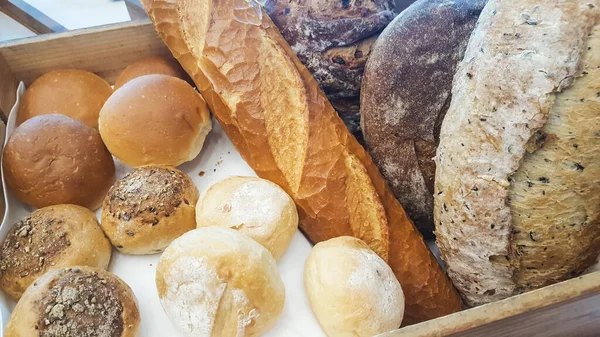 Ahşap tepside pişmiş ekmek