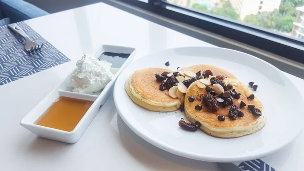 Stack Pannkakor Toppning Med Choklad Chip Vit Platta — Stockfoto