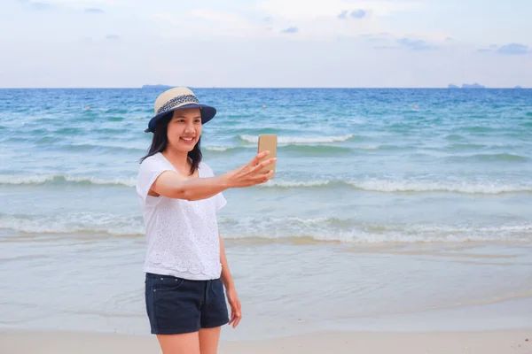 Genç Asyalı Kadın Selfie Tropik Plajda Akıllı Telefonlu — Stok fotoğraf