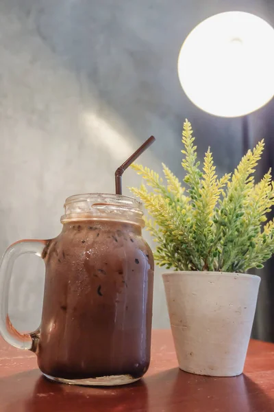 Chocolate Helado Mesa Con Árboles Falsos —  Fotos de Stock