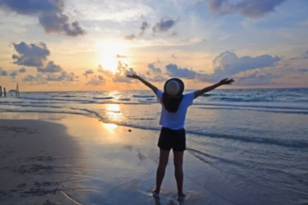 Giovane Asiatica Che Cammina Sul Mare Riposa Sulla Spiaggia Tropicale — Foto Stock