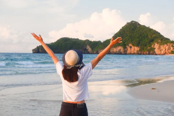 Ung Asiatisk Kvinna Står Vilande Tropiska Stranden Resor Havet Chumphon — Stockfoto