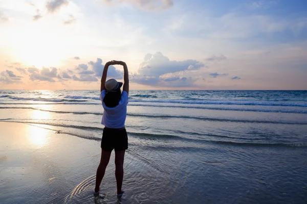Ung Asiatisk Kvinna Promenader Havet Och Vila Tropiska Stranden Solnedgången — Stockfoto