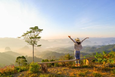 Genç Asyalı kadın Doi Ta Pang 'da (khao thalu) tropikal dağda dinlenen şapkasını takarak Chumphon thailand' da seyahat ederken mutlu oluyor.