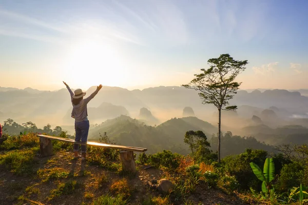 Young Asia Woman Feeling Happy Wearing Hat Resting Tropical Mountain — Stock Photo, Image