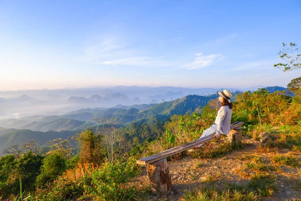 Young Asia Woman Feeling Happy Wearing Hat Resting Tropical Mountain — Stock Photo, Image