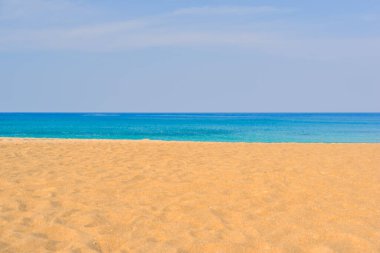 Tropik sahil kıyısı ve Phuket eyaletinin Mai Khao sahilinde mavi gökyüzü, Tayland 'ın güzel deniz manzarası.