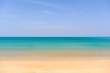 Tropik sahil kıyısı ve Phuket eyaletinin Mai Khao sahilinde mavi gökyüzü, Tayland 'ın güzel deniz manzarası.