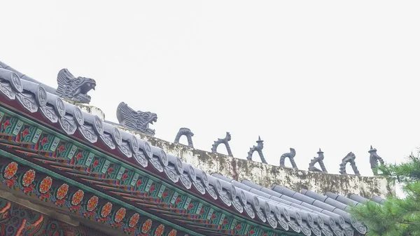 景福宮の屋根輝く祝福の宮殿はソウル 韓国の歴史的な関心の有名な場所です — ストック写真