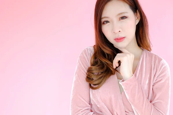 Pembe arka planda güzel Asyalı kadın pozu, duygu hareketi, moda seti
