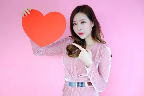 Portrait Belle Femme Asiatique Sur Fond Rose Concept Saint Valentin — Photo