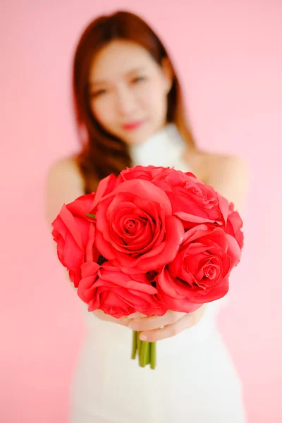 Retrato Hermosa Mujer Asiática Sobre Fondo Rosa Con Ramo Flores —  Fotos de Stock