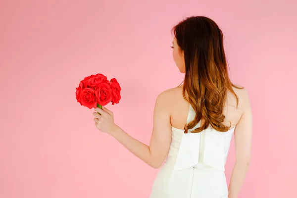 Porträt Schöne Asiatische Frau Auf Rosa Hintergrund Mit Rotem Blumenstrauß — Stockfoto