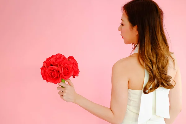 Porträt Schöne Asiatische Frau Auf Rosa Hintergrund Mit Rotem Blumenstrauß — Stockfoto