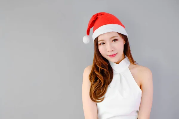 Posando Mulher Asiática Vestindo Vestido Branco Com Papai Noel Chapéu — Fotografia de Stock