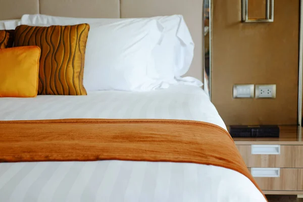 Yatak Odasındaki Dekorasyon Yatakta Yastık — Stok fotoğraf