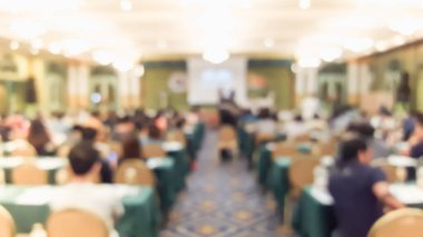 Büyük balo salonunda görüşmeler bulanık