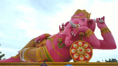 Pembe Ganesha heykeli çok büyük. Tayland 'ın Chachoengsao bölgesindeki Wat Saman Rattanaram tapınağında kaidede duruyor.