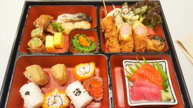 Masanın üzerine Japon gıda