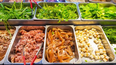 Barbeküdeki açık büfe hattı.  