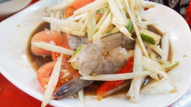 Çiğ karides ve mayalanmış balık soslu Papaya salatası, Tayland yemeği.