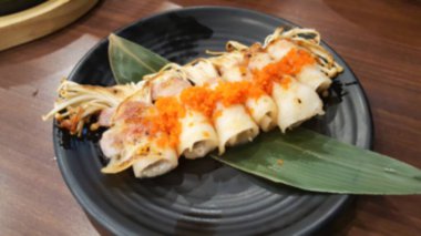 Masada bulanık Japon yemeği var.