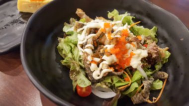 Masada bulanık Japon yemeği var.