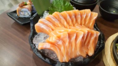 Masada bulanık Japon yemeği var.