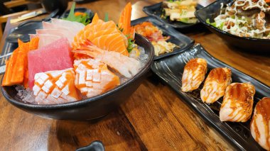 Masanın üzerine Japon gıda